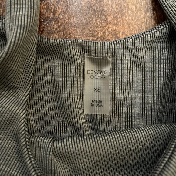 Beyond Yoga Heather Rib Keep It Simple Cropped Tank Dark Grey size XS - Picture 3 of 6